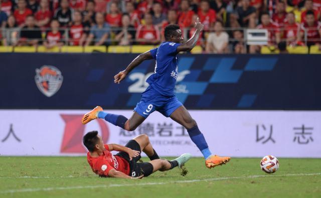 足球赛事-【中超】阿齐兹破门邓涵文染红 蓉城0比1三镇遭连败