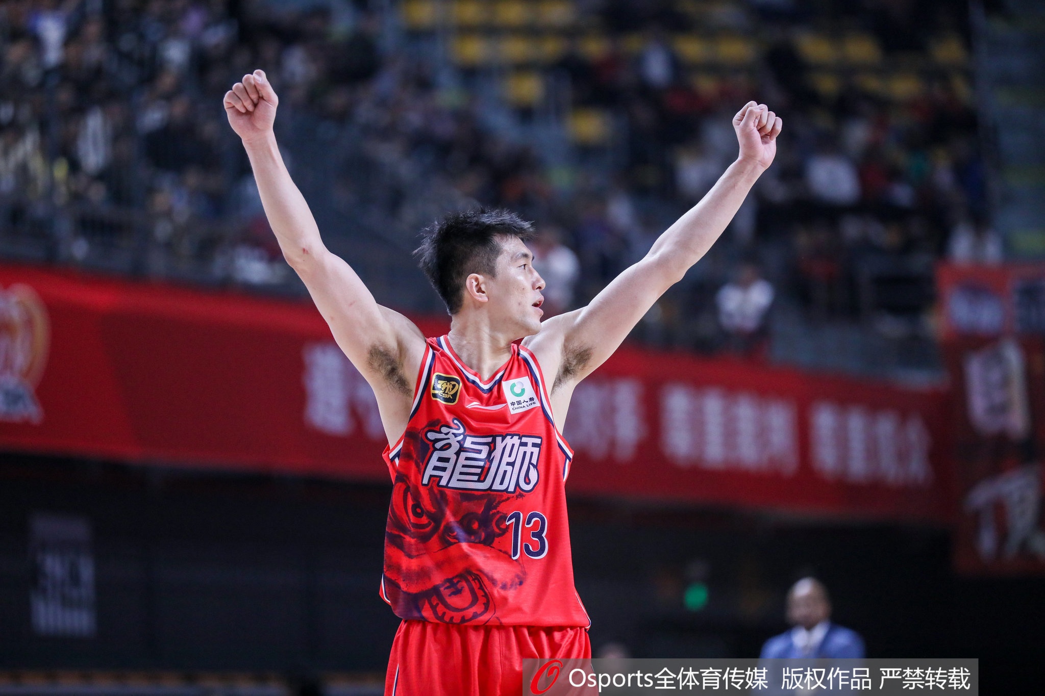 在线投注-队内气氛不错！郭艾伦“抱怨”徐昕：就是你害大家还得加班！